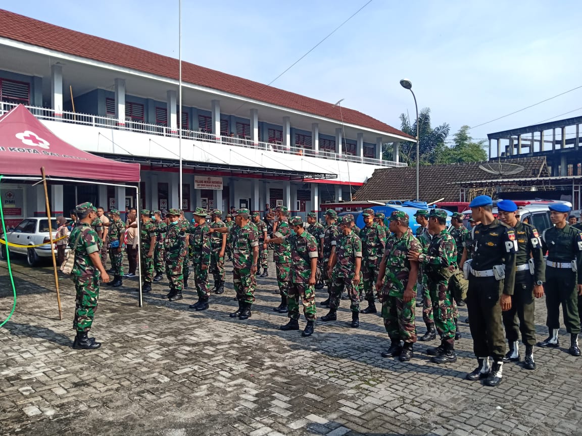 Prajurit Korem 073/Makutarama, melaksanakan penyemprotan cairan disinfektan di Wilayah Kota Salatiga